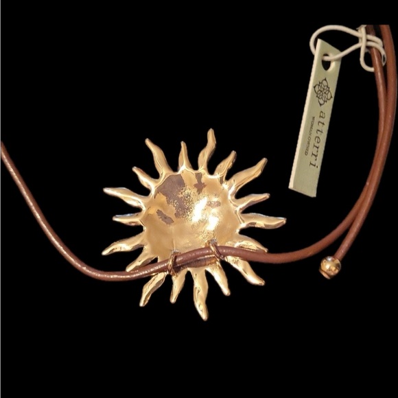 NWT ⚜️☀️⚜️ ATTERRI Gorgeous Sunburst Golden Tone Pendant Necklace - Picture 16 of 16